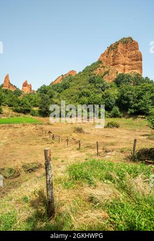 Feld mit Holzpfosten und Drahtgeflecht an der Seite eines Berges in Las Medulas de Leon, Spanien. Stockfoto