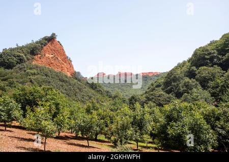 Panoramabild der Leonesischen Berge von Las Medulas reich an Ton und rotem Kalkstein Boden gut mit üppiger Vegetation bedeckt Stockfoto