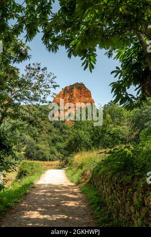 Berge von Nordspanien, Las Médulas, von rotem Kalkstein Land umgeben von üppigen Wäldern von Steineichen, Kastanien und Eichen Stockfoto