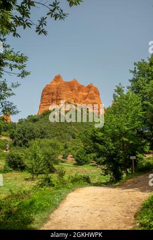 Blick auf die roten Berge in den Leonesischen Medulas mit üppiger Vegetation an einem Sommertag Stockfoto