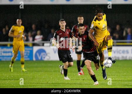 Sutton, Großbritannien. September 2021. Luke Molyneux von Hartlepool United konkurriert am 14. September 2021 mit Alistair Smith von Sutton United während des Spiels der EFL Sky Bet League 2 zwischen Sutton United und Hartlepool United in der Gander Green Lane, Sutton, England. Foto von Carlton Myrie. Nur zur redaktionellen Verwendung, Lizenz für kommerzielle Nutzung erforderlich. Keine Verwendung bei Wetten, Spielen oder Veröffentlichungen einzelner Clubs/Vereine/Spieler. Kredit: UK Sports Pics Ltd/Alamy Live Nachrichten Stockfoto