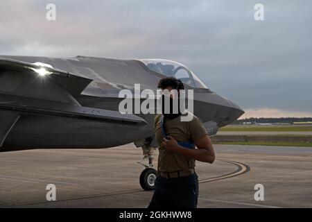 US Air Force Airman 1st Class Jaivon Bland, 33. Aircraft Maintenance Squadron Crew Chief, beendet die Rangierung eines Jets am 27. April 2021 auf der Eglin Air Force Base, Florida. Das 58. Jagdgeschwader und das 33. Flugzeugwartungsgeschwader führen Nachtflugoperationen durch, um die Qualifikationsanforderungen für die Pilotenausbildung zu erfüllen. Stockfoto