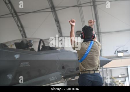 US Air Force Airman 1st Class Jaivon Bland, 33. Aircraft Maintenance Squadron Crew Chief, meldet Capt. Robert Freeman, 58. Jagdgeschwader Pilot, während der Flugkontrollen auf einem F-35A Lightning II, 27. April 2021, auf der Eglin Air Force Base, Florida. Die Crew-Chefs nutzen Handsignale, um mit den Piloten auf der Fluglinie zu kommunizieren. Stockfoto