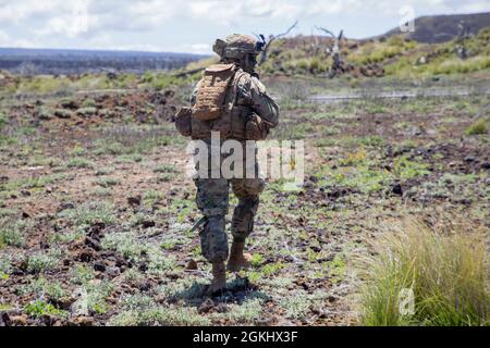 Infanteristen, die dem 2. Bataillon, dem 35. Infanterie-Regiment, dem Kampfteam der 3. Infanterie-Brigade und der 25. Infanterie-Division zugewiesen sind, führen am 27. April 2021 während einer Rotation zum Pohakuloa-Trainingsgebiet auf der Hawaii-Insel Live-Feuertrainingswege durch. Auf der ganzen Gasse verwendeten die Soldaten Unterdrücker auf ihren M4-Karbinen, um den Lärm ihres ersten Kontakts mit feindlichen Zielen zu schützen. Stockfoto