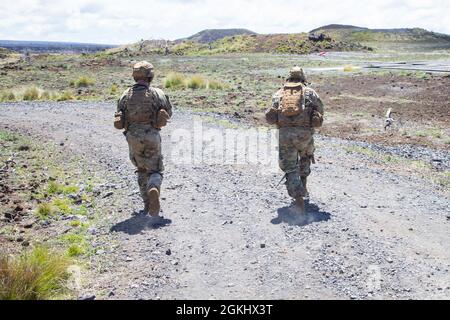 Infanteristen, die dem 2. Bataillon, dem 35. Infanterie-Regiment, dem Kampfteam der 3. Infanterie-Brigade und der 25. Infanterie-Division zugewiesen sind, führen am 27. April 2021 während einer Rotation zum Pohakuloa-Trainingsgebiet auf der Hawaii-Insel Live-Feuertrainingswege durch. Auf der ganzen Gasse verwendeten die Soldaten Unterdrücker auf ihren M4-Karbinen, um den Lärm ihres ersten Kontakts mit feindlichen Zielen zu schützen. Stockfoto