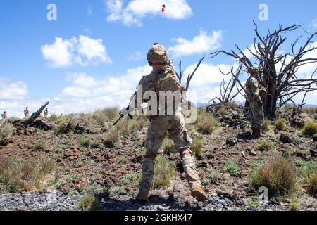 Infanteristen, die dem 2. Bataillon, dem 35. Infanterie-Regiment, dem Kampfteam der 3. Infanterie-Brigade und der 25. Infanterie-Division zugewiesen sind, führen am 27. April 2021 während einer Rotation zum Pohakuloa-Trainingsgebiet auf der Hawaii-Insel Live-Feuertrainingswege durch. Auf der ganzen Gasse verwendeten die Soldaten Unterdrücker auf ihren M4-Karbinen, um den Lärm ihres ersten Kontakts mit feindlichen Zielen zu schützen. Stockfoto