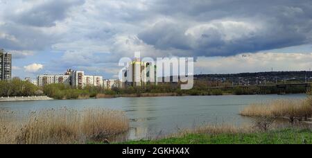 Blick auf Belgrad am Wasser mit Himmel im Hintergrund Stockfoto