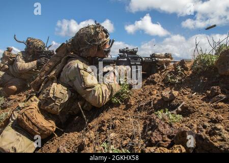 Infanteristen, die dem 2. Bataillon, dem 35. Infanterie-Regiment, dem Kampfteam der 3. Infanterie-Brigade und der 25. Infanterie-Division zugewiesen sind, führen am 27. April 2021 während einer Rotation zum Pohakuloa-Trainingsgebiet auf der Hawaii-Insel Live-Feuertrainingswege durch. Auf der ganzen Gasse verwendeten die Soldaten Unterdrücker auf ihren M4-Karbinen, um den Lärm ihres ersten Kontakts mit feindlichen Zielen zu schützen. Stockfoto