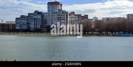Blick auf Belgrad am Wasser mit Himmel im Hintergrund Stockfoto