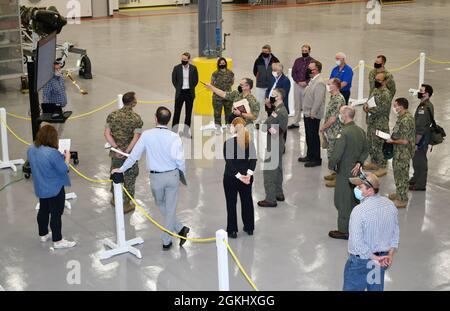 Der Kommandant des Fleet Readiness Center East, Kapitän Mark E. Nieto, spricht den Vice ADM, Commander Vice Naval Air Systems, an. Dean Peters und Acting Commander, Fleet Readiness Centers Capt. Christopher Couch während eines Micro Boots on the Ground Events auf der FRCE April 28. Die Veranstaltung konzentrierte sich auf Themen, die die Luftfahrt und die Bereitschaft des Personals betreffen, darunter die Verkürzung der Bearbeitungszeit, dynamische Planung und Organisation sowie Extremismus innerhalb der Belegschaft. Stockfoto