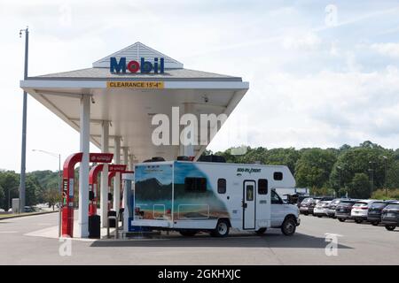 Freizeitfahrzeug an einer Mobil-Tankstelle. Stockfoto