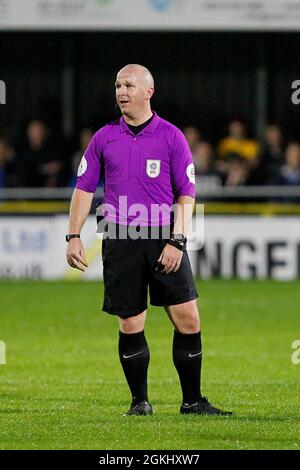 Sutton, Großbritannien. September 2021. Schiedsrichter Simon Hooper während des Spiels der EFL Sky Bet League 2 zwischen Sutton United und Hartlepool United am 14. September 2021 in der Gander Green Lane, Sutton, England. Foto von Carlton Myrie. Nur zur redaktionellen Verwendung, Lizenz für kommerzielle Nutzung erforderlich. Keine Verwendung bei Wetten, Spielen oder Veröffentlichungen einzelner Clubs/Vereine/Spieler. Kredit: UK Sports Pics Ltd/Alamy Live Nachrichten Stockfoto