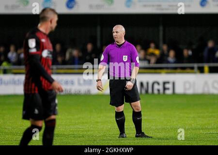 Sutton, Großbritannien. September 2021. Schiedsrichter Simon Hooper während des Spiels der EFL Sky Bet League 2 zwischen Sutton United und Hartlepool United am 14. September 2021 in der Gander Green Lane, Sutton, England. Foto von Carlton Myrie. Nur zur redaktionellen Verwendung, Lizenz für kommerzielle Nutzung erforderlich. Keine Verwendung bei Wetten, Spielen oder Veröffentlichungen einzelner Clubs/Vereine/Spieler. Kredit: UK Sports Pics Ltd/Alamy Live Nachrichten Stockfoto