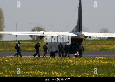 Belgische Fallschirmjäger besteigen ein Flugzeug DER CASA C-212 auf dem Luftwaffenstützpunkt Chièvres, Belgien, während einer Trainingsübung in Verbindung mit dem 424. Luftwaffenstützpunkt der US-Luftwaffe, 27. April 2021. Das 424. ABS und die Konfiguration des Flugplatzes ermöglichten eine schnellere Rotation zwischen Packen, Boarding und Springen, wodurch die Fallschirmjäger ihre jährliche Zertifizierung unter Aufsicht des Ausbildungszentrums CE-PARA der belgischen Streitkräfte erfüllen konnten. Stockfoto