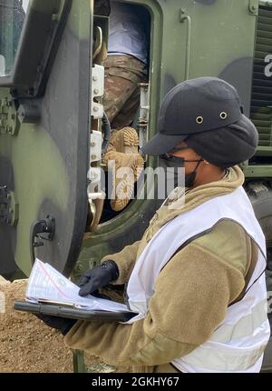 Triff Army Sgt. Daneya McMillon, Senior-Berater der 405. Armee-Feldunterstützungsbrigade des Armee-Feldunterstützungsbataillons Benelux. McMillion wird derzeit in Tapa Barracks, Estland, eingesetzt und unterstützt DEFENDER-Europe 21. „Übungen wie diese liefern uns reale Szenarien, in denen wir mit mehreren Kräften aus verschiedenen Hintergründen arbeiten können“, sagte McMillion, dessen Bataillon für die Ausgabe von Ausrüstung und Fahrzeugen an US-Streitkräfte verantwortlich ist, die an der Übung teilnehmen. DEFENDER-Europe 21 hilft, ein Bewusstsein zu schaffen und zu verstehen, wie unterschiedlich Kraft ist Stockfoto