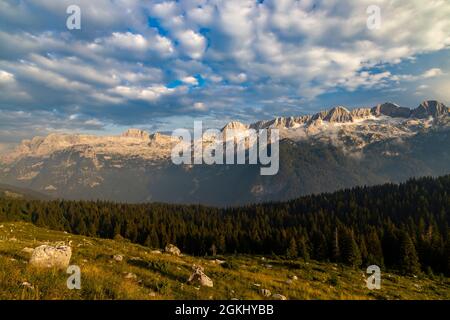 Dolomiten an der italienischen und slowenischen Grenze um den Berg Monte Ursic Mit 2541 m in den Julischen Alpen Stockfoto