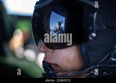 PAZIFIK (27. April 2021) U.S. Marine Corps CPL. Scott Squires, ein UH-1Y Venom-Türschützer mit Marine Medium Tiltrotor Squadron (VMM) 165 (verstärkt), 11. Marine Expeditionary Unit (MEU), fliegt im April 28 über den Pazifik. Die Marineinfanteristen und Matrosen der 11. MEU und der Essex Amphibious Ready Group (ARG) führen vor der Küste Südkaliforniens Routinetraining durch. Zusammen werden das 11. MEU, das amphibische Squadron (PHIBRON) 1 und Schiffe als ARG bezeichnet. Stockfoto