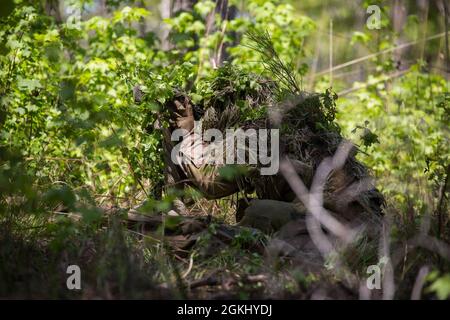 Marine Raiders trainieren in Stalking und Verheimlichung, während sie am MARSOF Advanced Sniper Course im Camp Lejeune, N.C., 27. April 2021, teilnehmen. MASC wurde entwickelt, um Operatoren mit kritischen Fähigkeiten oder SOF-äquivalentes MOS-Personal in Präzisionsgewehrfeuer zu Schulen, um SOF-Operationen zu unterstützen. Die Schulung dient der Vermittlung grundlegender und fortgeschrittener Kampftechniken, spezieller Aufklärungsfähigkeiten, Gegen-Scharfschützen-Techniken, Luftoperationen und Nahaufnahmen. Stockfoto