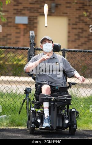 Der US-Armeekapt Luis Avila nimmt am 28. April 2021 an den 11. Jährlichen Marine Corps Trials in Fort Belvoir, Virginia, Teil. In der Vergangenheit handelt es sich bei den Marine Corps Trials um eine konsolidierte adaptive Sportveranstaltung, an der mehr als 250 verwundete, kranke oder verletzte Marineinfanteristen, Matrosen, Veteranen und internationale Konkurrenten teilnehmen. Um die mit COVID-19 verbundenen Risiken zu mindern, werden in diesem Jahr rund 100 aktive, rückgewinnende Dienstleistungsmitglieder in kleineren, regionalisierten Gruppen konkurrieren. Stockfoto