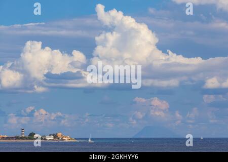 Capo Peloro Leuchtturm in Punta del Faro an der Meerenge von Messina, nordöstlichste Landzunge Siziliens, Italien Stockfoto