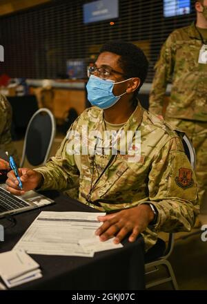 US Air Force Staff Sgt. Shelumiel Gondola, gebürtiger Indianapolis und Betreuer des 2. Flugzeug-Wartungsgeschwaders, des 2. Bombenflügels, der auf der Barksdale Air Force Base, Louisiana, stationiert ist, notiert die Informationen eines Community-Mitglieds, während er ihnen bei der Registrierung beim staatlich geführten, föderal unterstützten Community Vaccination Center am Ford Field in Detroit, 28. April 2021, hilft. Gondel ist Teil einer Gruppe von Luftfahrtscharen, die der 64. Air Expeditionary Group zugeordnet sind und die bei den Impfbemühungen helfen. Die Hauptverantwortung von Gondola liegt darin, die lokalen Gemeindemitglieder durch entsprechende Unterstützung zu unterstützen Stockfoto