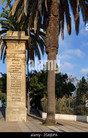 Gedenksäule an der Außenseite eines Parks in der Stadt Rabat, der Hauptstadt Marokkos Stockfoto