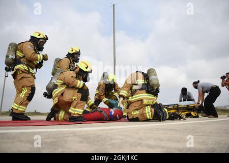 Mitglieder der 39. Medizinischen Gruppe und der Feuerwehr bereiten sich auf den Transport eines simulierten Patienten während einer größeren Übung zur Reaktion auf Unfälle auf den Luftwaffenstützpunkt Incirlik vom 28. April 2021 vor. Die Übung wurde durchgeführt, um die Fähigkeiten der ersten Einsatzorganisationen von Incirlik zu testen, ihnen praxisnahe Schulungen zu bieten und Sicherheitsverfahren zu evaluieren, die die Gesamtbereitschaft im Falle eines realen Unfalls optimieren. Stockfoto