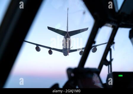 Ein US Air Force KC-135 Stratotanker, der dem 100. Lufttankflügel zugewiesen wurde, zieht sich von einem MC-130J Commando II aus dem 67. Special Operations Squadron ab, nachdem er über der Nordsee Luft-Luft-Betankung durchgeführt hatte, 28. April 2021. Die 100. ARW führt Luftbetankungs- und Kampfunterstützungseinsätze im gesamten europäischen und afrikanischen Verantwortungsbereich durch. Der 67 SOS arbeitet mit dem MC-130J Commando II, um eine präzise, zuverlässige, flexible und reaktionsschnelle, spezialisierte Flugmobilität zu bieten. Stockfoto