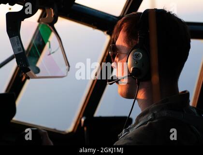 Ein Pilot der US-Luftwaffe MC-130J Commando II, der dem 67. Special Operations Squadron zugewiesen wurde, überwacht die Luft-Luft-Betankung über der Nordsee, 28. April 2021. Der 67 SOS arbeitet mit dem MC-130J Commando II, um eine präzise, zuverlässige, flexible und reaktionsschnelle, spezialisierte Flugmobilität zu bieten. Stockfoto