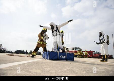 Mitglieder der Feuerwehr des Luftwaffenstützpunkts Incirlik und der 39. Zivilingenieursgeschwader zur Entsorgung von Sprengstoffen führen im IAB am 28. April 2021 während einer größeren Übung zur Reaktion auf Unfälle Dekontaminationsverfahren durch. Die Übung wurde durchgeführt, um die Fähigkeiten der ersten Einsatzorganisationen von Incirlik zu testen, ihnen praxisnahe Schulungen zu bieten und Sicherheitsverfahren zu evaluieren, die die Gesamtbereitschaft im Falle eines realen Unfalls optimieren. Stockfoto