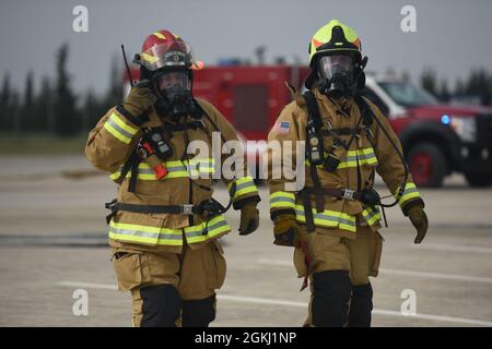 Mitglieder der Feuerwehr des Luftwaffenstützpunkts Incirlik reagieren auf einen simulierten Flugzeugabfall während einer größeren Übung zur Reaktion auf Unfälle im IAB, 28. April 2021. Die Übung wurde durchgeführt, um die Fähigkeiten der ersten Einsatzorganisationen von Incirlik zu testen, ihnen praxisnahe Schulungen zu bieten und Sicherheitsverfahren zu evaluieren, die die Gesamtbereitschaft im Falle eines realen Unfalls optimieren. Stockfoto