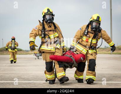 Mitglieder der Feuerwehr des Luftwaffenstützpunkts Incirlik reagieren auf einen simulierten Flugzeugabfall während einer größeren Übung zur Reaktion auf Unfälle auf dem Luftwaffenstützpunkt Incirlik, 28. April 2021. Die Übung wurde durchgeführt, um die Fähigkeiten der ersten Einsatzorganisationen von Incirlik zu testen, ihnen praxisnahe Schulungen zu bieten und Sicherheitsverfahren zu evaluieren, die die Gesamtbereitschaft im Falle eines realen Unfalls optimieren. Stockfoto