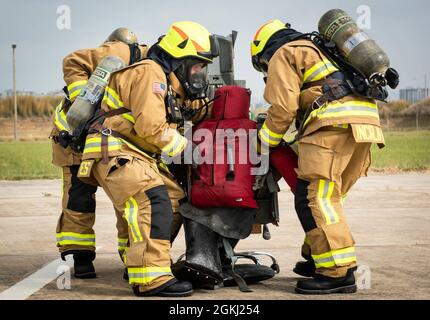 Mitglieder der Feuerwehr des Luftwaffenstützpunkts Incirlik reagieren auf einen simulierten Flugzeugabfall während einer größeren Übung zur Reaktion auf Unfälle auf dem Luftwaffenstützpunkt Incirlik, 28. April 2021. Die Übung wurde durchgeführt, um die Fähigkeiten der ersten Einsatzorganisationen von Incirlik zu testen, ihnen praxisnahe Schulungen zu bieten und Sicherheitsverfahren zu evaluieren, die die Gesamtbereitschaft im Falle eines realen Unfalls optimieren. Stockfoto