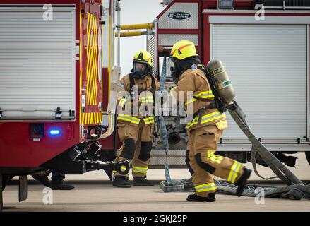 Mitglieder der Feuerwehr des Luftwaffenstützpunkts Incirlik reagieren auf einen simulierten Flugzeugabfall während einer größeren Übung zur Reaktion auf Unfälle auf dem Luftwaffenstützpunkt Incirlik, 28. April 2021. Die Übung wurde durchgeführt, um die Fähigkeiten der ersten Einsatzorganisationen von Incirlik zu testen, ihnen praxisnahe Schulungen zu bieten und Sicherheitsverfahren zu evaluieren, die die Gesamtbereitschaft im Falle eines realen Unfalls optimieren. Stockfoto