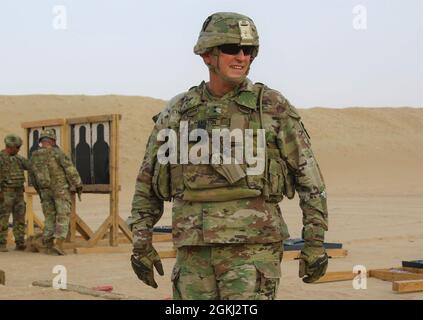 Die Task Force Spartan Commander Maj. General Patrick Hamilton unterstützt die Soldaten der TF Spartan bei der Teilnahme am 2. Jährlichen Wettbewerb für Kleinwaffenmarksmanship am 28. April 2021 im Udairi Range Complex, Camp Buehring, Kuwait. Dieser Wettbewerb sollte den Zusammenhalt der Einheiten stärken, den Esprit de Corps anstempeln und die überlegenen Schützen jeder der TF Spartan Major Support Command Units identifizieren. Stockfoto
