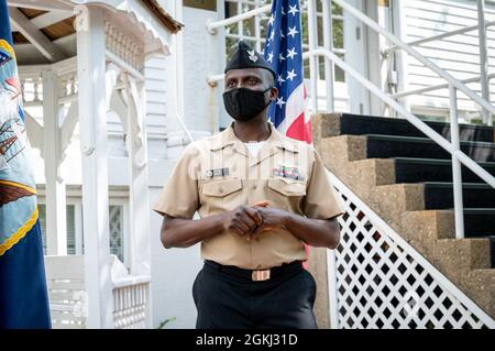 WASHINGTON, DC (28. April 2021) – der kulinarische Spezialist der 1. Klasse, Gideon IgE, spricht bei einer Zeremonie zu seinen Ehren an seine Kollegen. Stockfoto