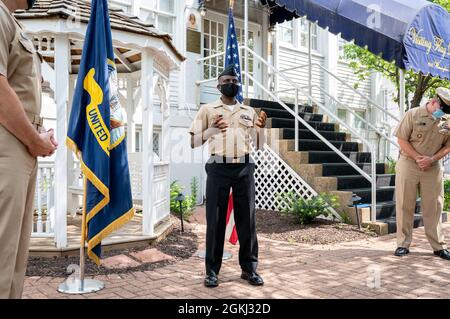 WASHINGTON, DC (28. April 2021) – der kulinarische Spezialist der 1. Klasse, Gideon IgE, spricht bei einer Zeremonie zu seinen Ehren an seine Kollegen. Stockfoto