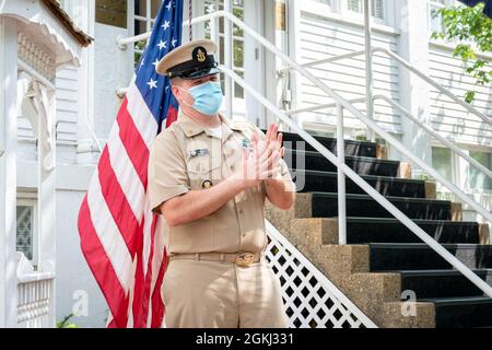 WASHINGTON, DC (28. April 2021) – Senior Chief Culinary Specialist Korhy Flanary spricht bei einer Zeremonie zu seinen Ehren an seine Kollegen. Stockfoto