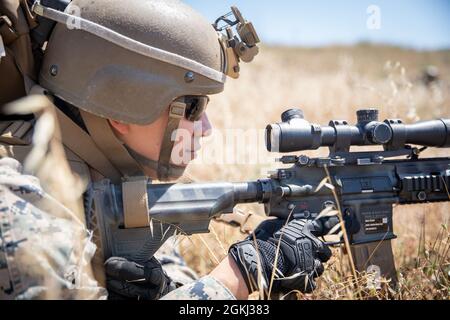 Eine US-Marine mit Bravo Company, Bataillon Landing Team 1/1, 11. Marine Expeditionary Unit, setzt Sicherheit mit einem M38-Marksman-Gewehr im Marine Corps Base Camp Pendleton, Kalifornien, 27. April 2021. Bravo Company startete von Schiff zu Land, um ein simuliertes Ziel im Rahmen einer amphibischen Angriffsübung zu überwachen und zu ergreifen. Die Marineinfanteristen und Matrosen der 11. MEU führen Routinetraining mit der Essex Amphibious Ready Group durch, während sie in der dritten US-Flotte unterwegs sind. Stockfoto