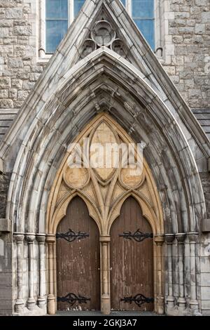 Tür einer irisch-neugotischen Kirche im Zentrum von Dublin Stockfoto