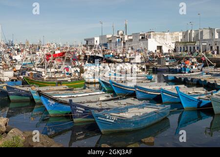 Fischerboote vertäuten im Hafen von Tanger, nördlich von marokko Stockfoto