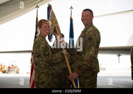 US Air Force LT. Col. Gregory Steenberge, rechts, scheidender 430. Expeditionary Electronic Combat Squadron Commander, übergibt Guidon an Col. Kristen Thompson, links, 380. Expeditionary Operations Group Commander bei einer Befehlswechselzeremonie auf der Al Dhafra Air Base, Vereinigte Arabische Emirate, 29. Mai 2021. Der Durchgang eines Geschwader-Führers symbolisiert eine Übertragung des Kommandos. Stockfoto