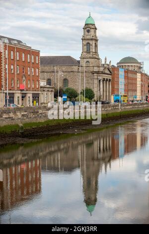 St. Paul's Church und Reflexion im Wasser des Liffey, der an einem bewölkten Tag ohne Regen durch das Zentrum von Dublin fließt Stockfoto