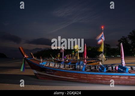 Langschwanz-Boote, die im Sand am Kata Beach auf der Insel Phuket gestrandet sind Stockfoto