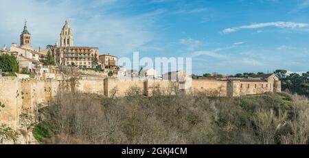 Blick auf die Stadt Segovia mit dem Domturm und einem großen Mauerstück im Vordergrund an einem sonnigen Wintertag Stockfoto