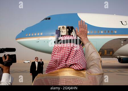 Präsident Barack Obama ruft Auf Wiedersehen von den Stufen der Luftwaffe 1 auf, als er den internationalen Flughafen von König Khalid in Riad, Saudi-Arabien, auf seinem Weg nach Kairo, Ägypten, verlässt, 4. Juni 2009. (Offizielles Foto des Weißen Hauses von Pete Souza) Dieses offizielle Foto des Weißen Hauses wird zur Veröffentlichung durch Nachrichtenorganisationen und/oder zum persönlichen Druck durch die Betreffzeile(en) des Fotos zur Verfügung gestellt. Das Foto darf in keiner Weise manipuliert oder in Materialien, Anzeigen, Produkten oder Werbeaktionen verwendet werden, die in irgendeiner Weise die Zustimmung oder Billigung des Präsidenten, der ersten Familie oder des Whi nahelegen Stockfoto