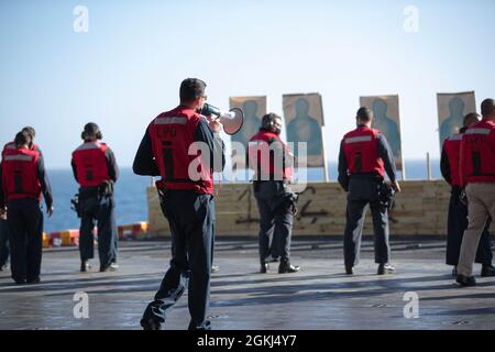 210429-N-VJ326-1094 PAZIFISCHER OZEAN (29. April 2021) – Aviation Ordnanceman 1st Class Randy Barroso, Range Safety Officer auf dem amphibischen Angriffsschiff USS Tripoli (LHA 7), leitet Seeleute während einer Waffenqualifikation, 29. April. Tripolis führt derzeit Routineoperationen in der dritten US-Flotte durch. Stockfoto