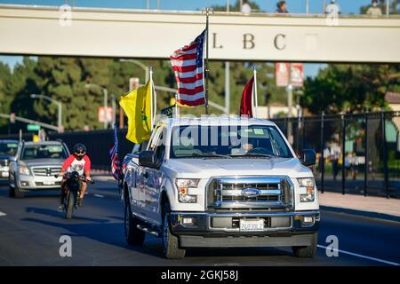 Demonstranten versammeln sich in der Nähe des Long Beach City College, um gegen eine Vote No-Kundgebung für Gavin Newsom zu protestieren, an der Präsident Joe Biden am Montag, den 13. September 2021 teilnahm Stockfoto