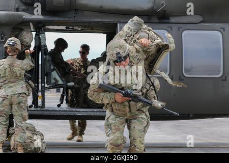 Die 82nd Airborne Division ist ein Fallschirmjäger der US-Armee, der dem Kampfteam der 3. Brigade zugeordnet ist und mit Flugbesatzungen der 82nd Combat Aviation Brigade in Fort Bragg, N.C., am 28. April 2021 Kaltlasttraining durchführt. Die Schulung brachte ihnen bei, wie sie einen UH-60 Blackhawk mit ihrer Ausrüstung sicher beladen, schnell auslagern und für Sicherheit sorgen können. Das Training ist in Vorbereitung auf ihre Teilnahme an der Übung Swift Response 21, einer multinationalen Flugübung mit 7,000 Fallschirmjägern aus 10 Nationen, die die Übungsserie DefenderEurope beginnt. Stockfoto