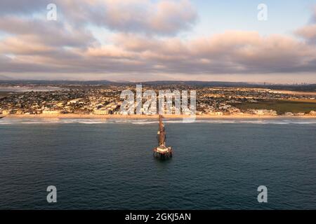 Breites Luftbild des Imperial Beach Pier in San Diego bei Sonnenuntergang. Stockfoto